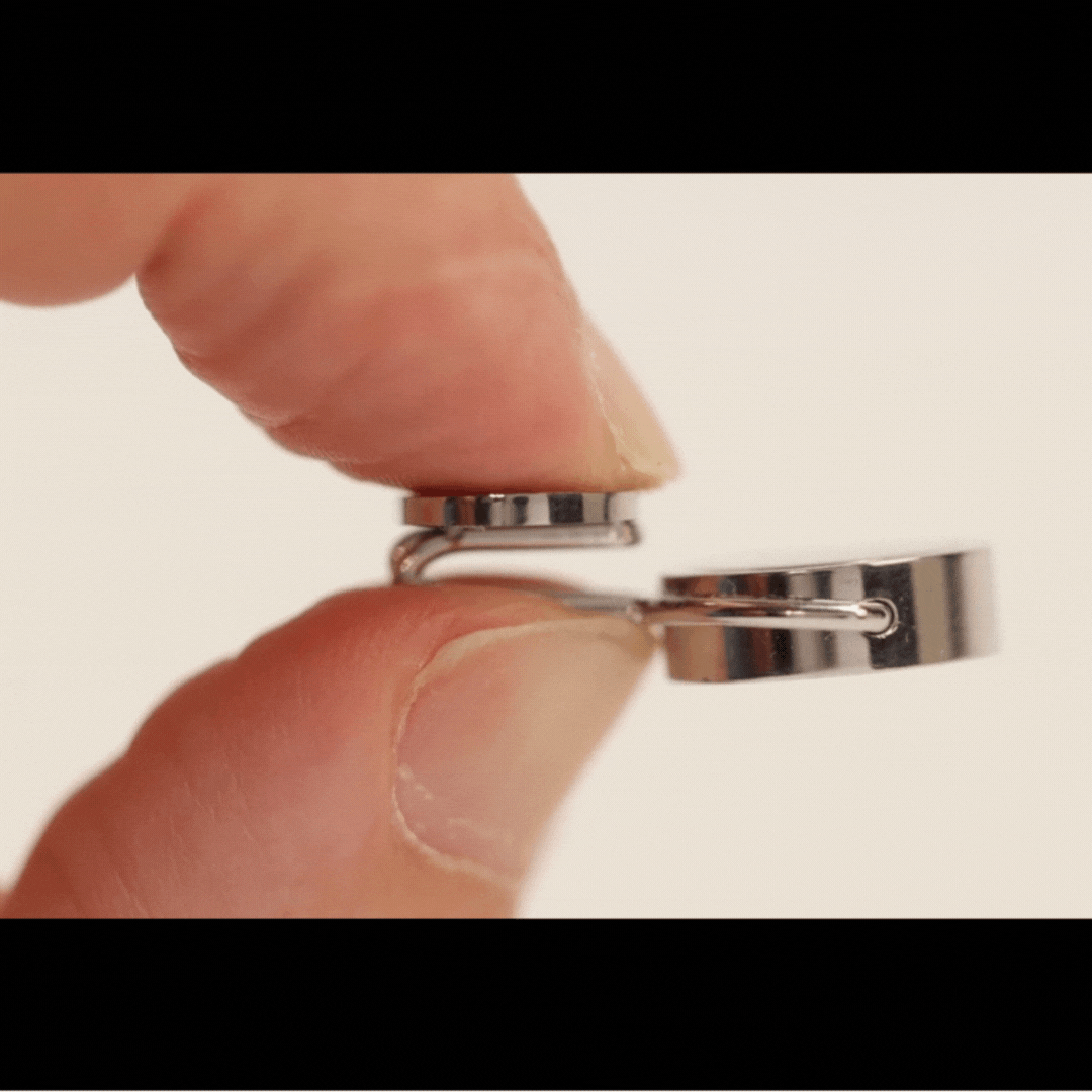 A gif showing the chef squeezing down the clip.