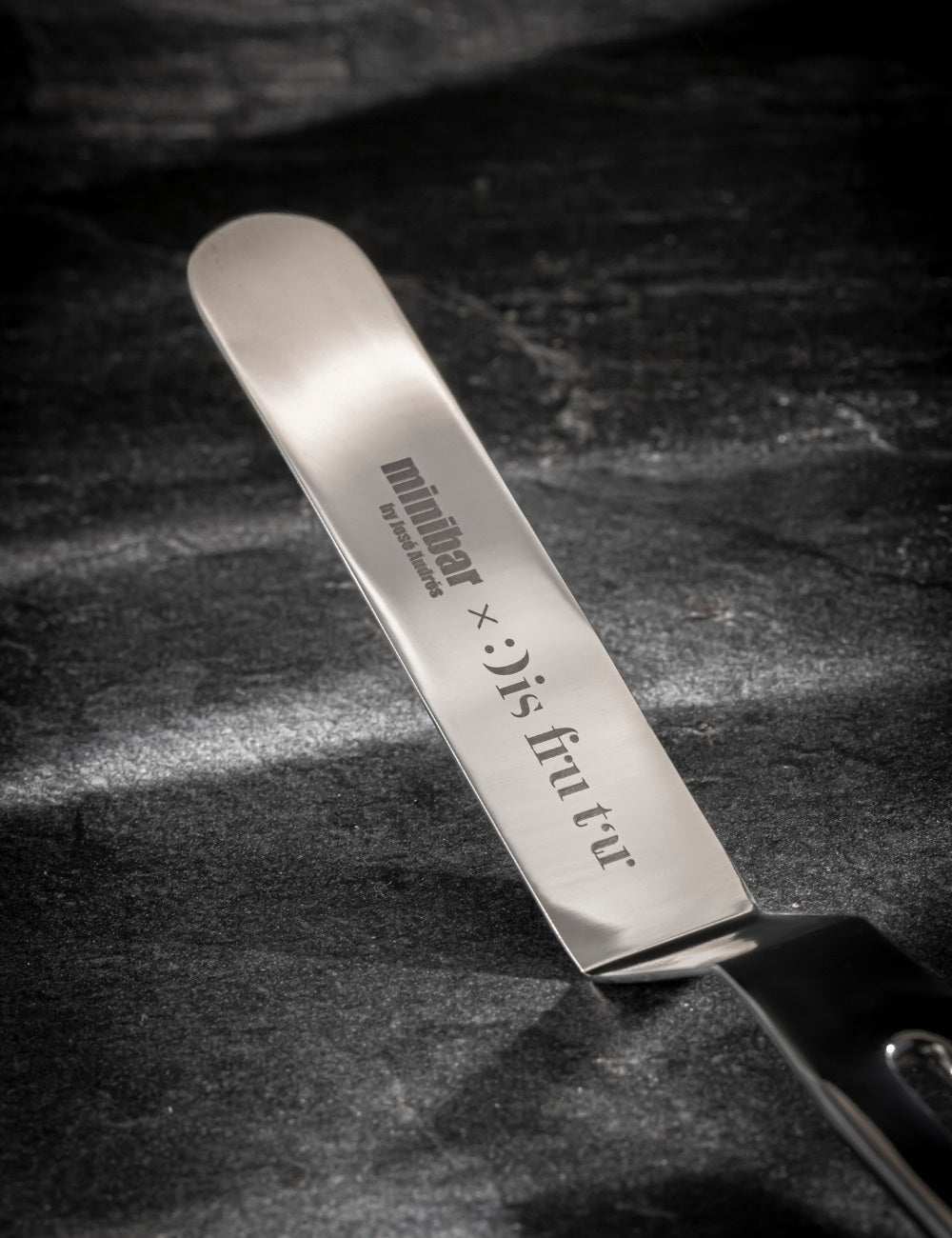Stainless steel palette knife with "Disfrutar" restaurant logo and "Minibar" logo engraved.